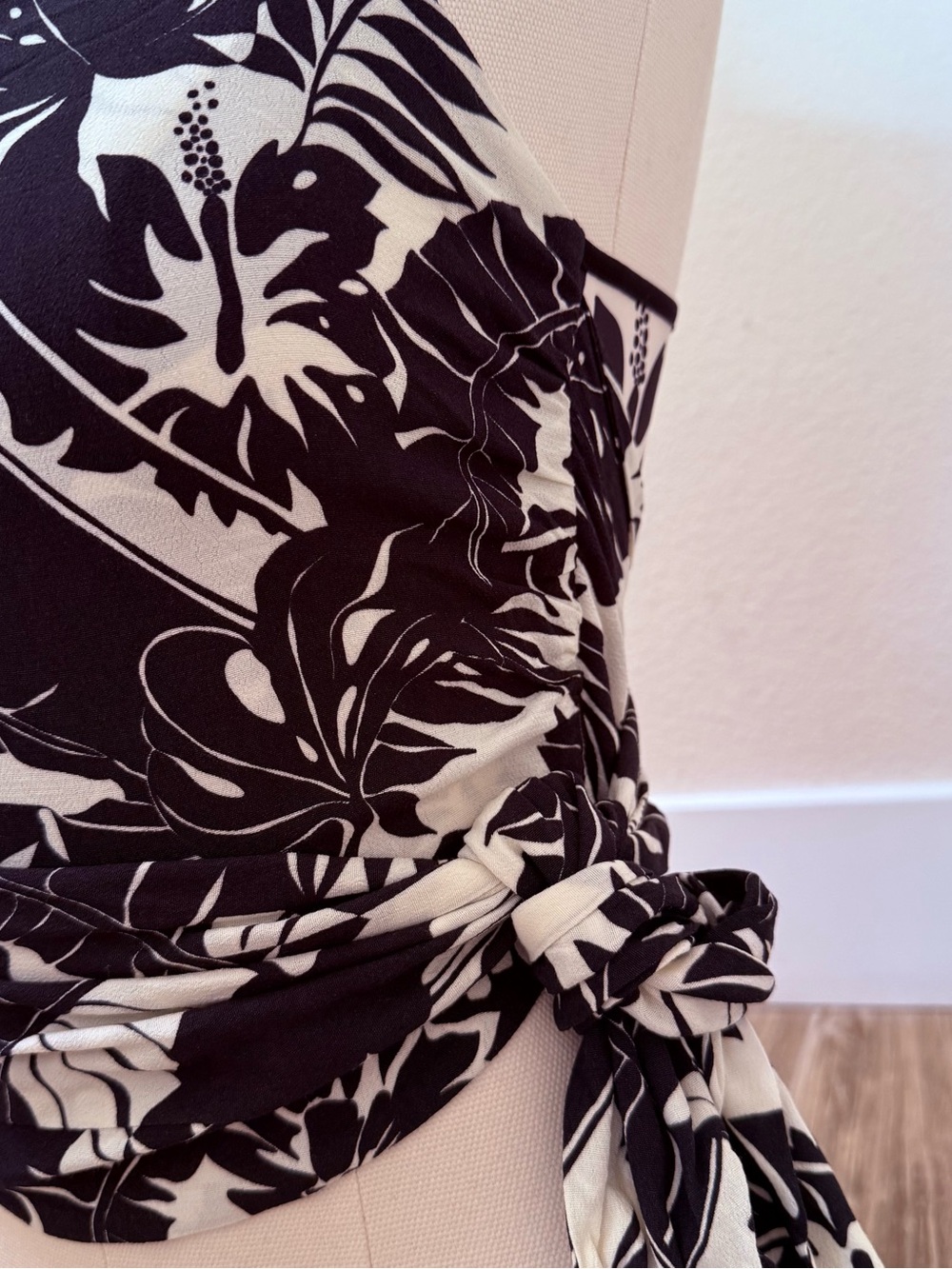 Le Superbe Tropical Wrap Tank Top Black White Palm Print Self Tie Camisole NWT - Picture 8 of 14